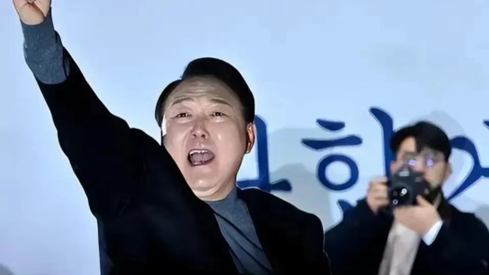 尹锡悦，韩国自建国以来最出格的总统，上台一年多，一心跑欧美路线，提出三大理论：一