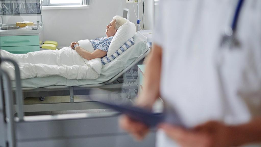 56岁男子起夜上厕所，突发脑梗！医生叹息：多数老人都会犯这个错