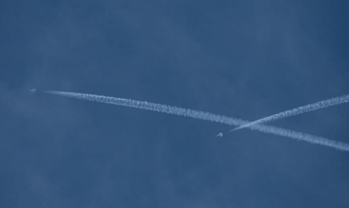 
12月10日早上，两架以色列空军F-15I战斗机，利用高空高速，飞越黎巴嫩贝鲁