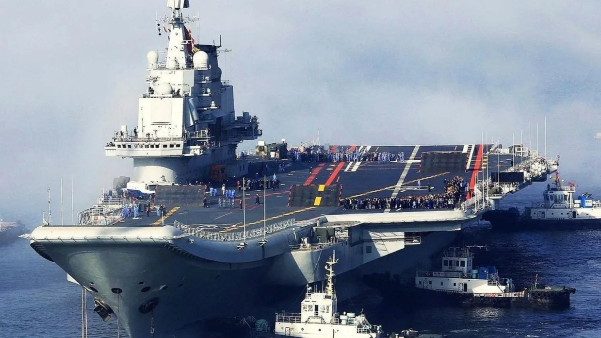 现在的3艘航母分别是

辽宁舰，舷号为“16”

山东舰，舷号为“17”

福建