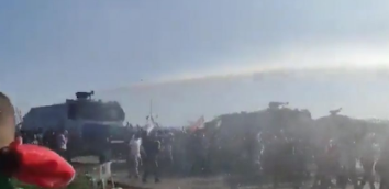 布林肯访土前，土民众在美军驻扎基地抗议 警方动用高压水枪！

10月5日，数百名