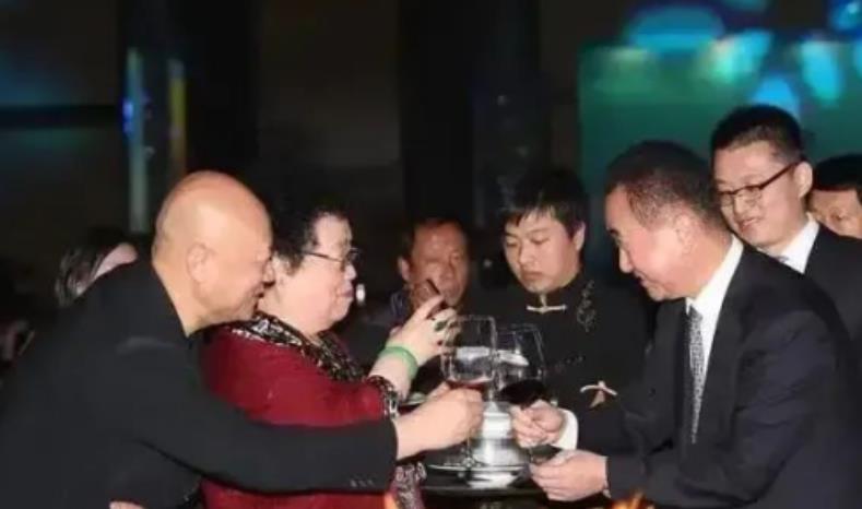 有一次，陈丽华带着迟重瑞与王健林聚餐。看到陈丽华，王健林非常地谦恭，敬酒时杯子放