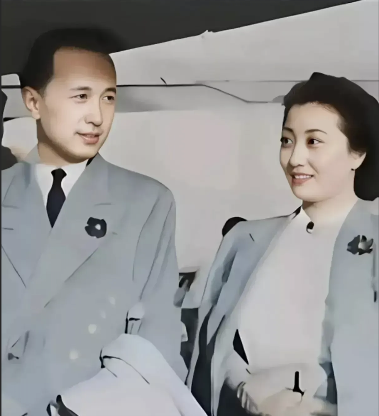 1947年，蒋英和钱学森蜜月期合影，蒋英微笑着，那笑容如同春天的花朵，绽放着温柔