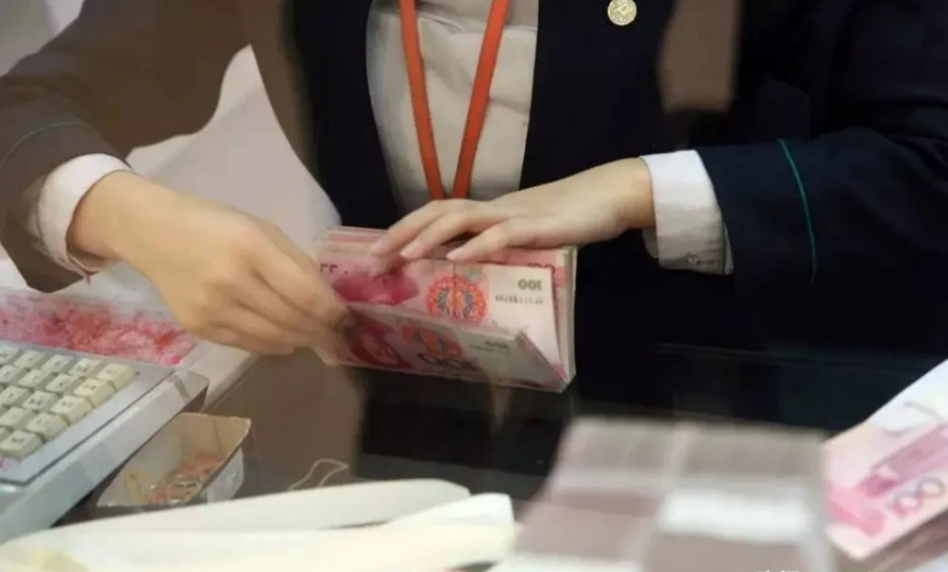 浙江义乌，一男子存了400万，一年后到银行取钱，哪知道，柜员竟说存单是假的，是当