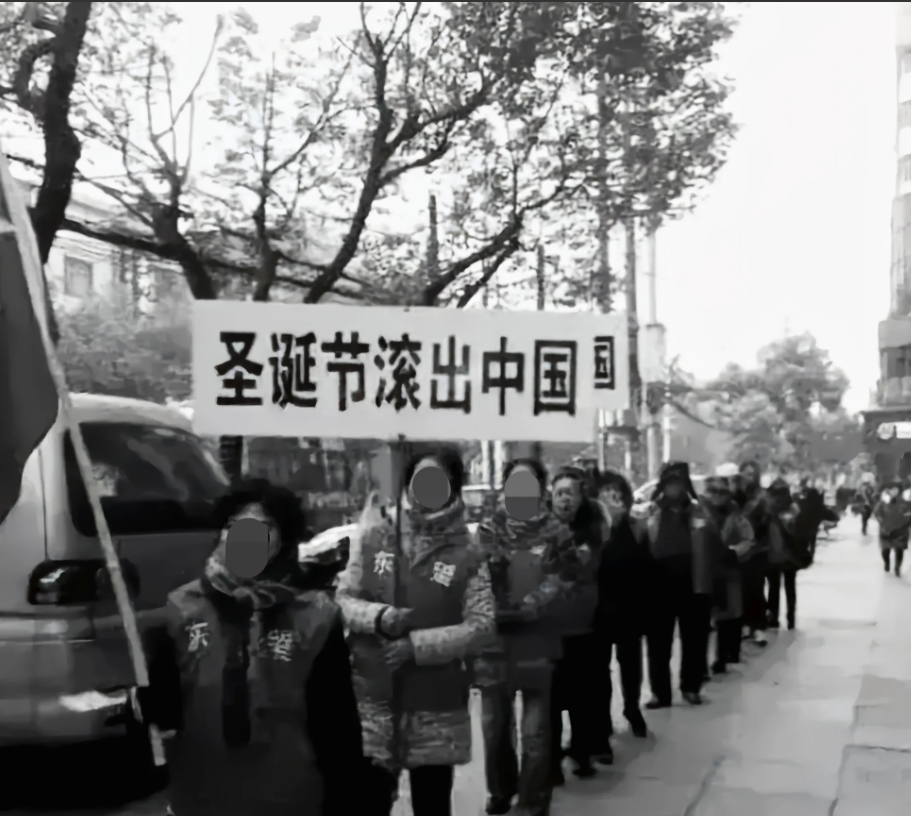 这两天，有人把这张照片掏出来示众。

支持者，有之。

反对者，有之。

我的观
