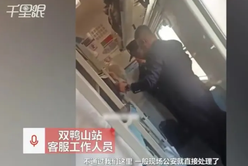 女子列车上强占他人卧铺被乘警怒斥，还算这女人识相。如果警察数到三时还不下来，后果