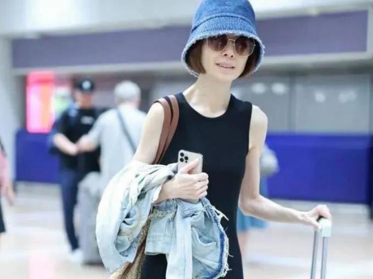 现年53岁的鲁豫胖了20斤之后，整个人变得更加美丽，仿佛整容了一样，也显得更加圆