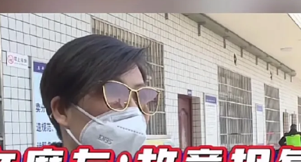 湖南长沙，一位女士骑着摩托车带着小孩在机动车道上行驶，被后方一辆小车先后两次冲撞