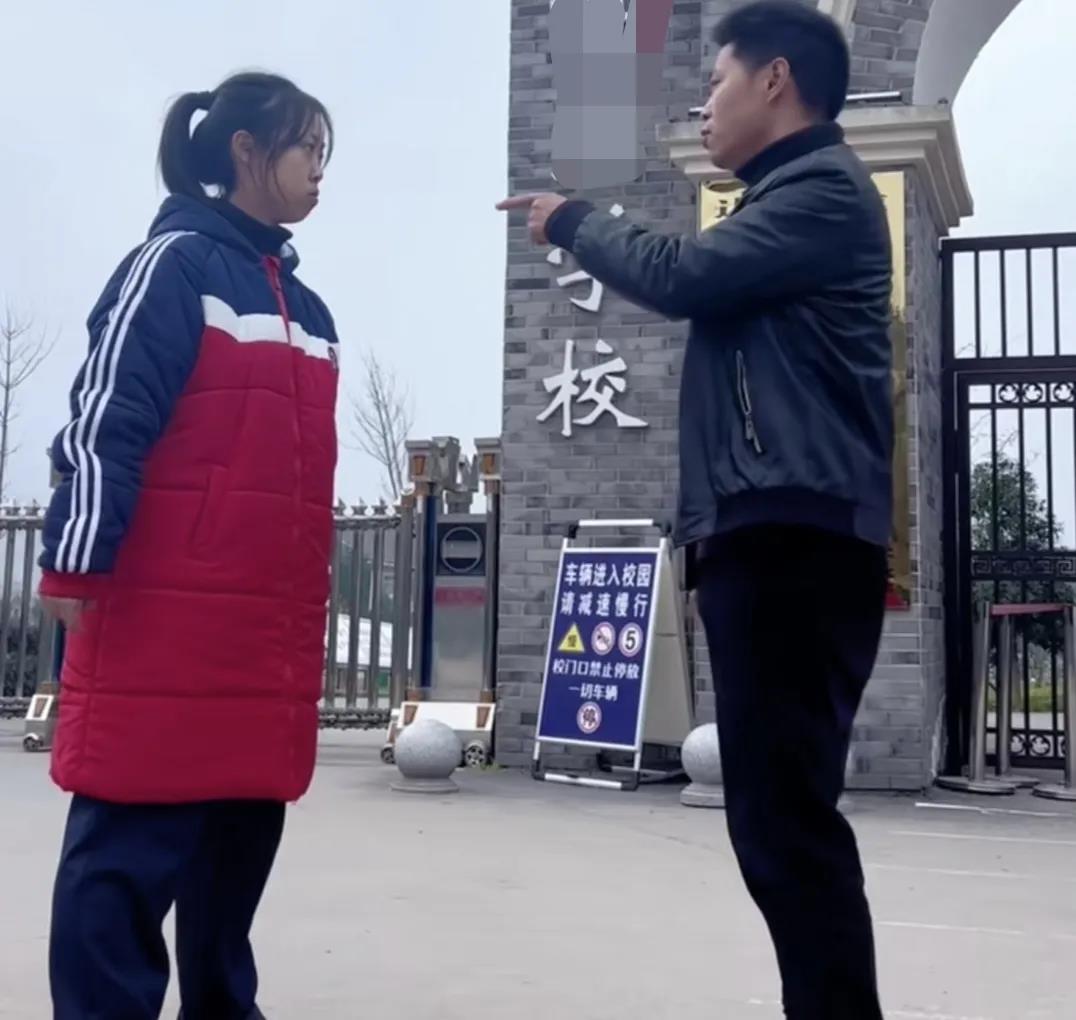 一父亲得知上初二的女儿早恋后，他火冒三丈地质问女儿：你才多大，就谈恋爱，害不害臊