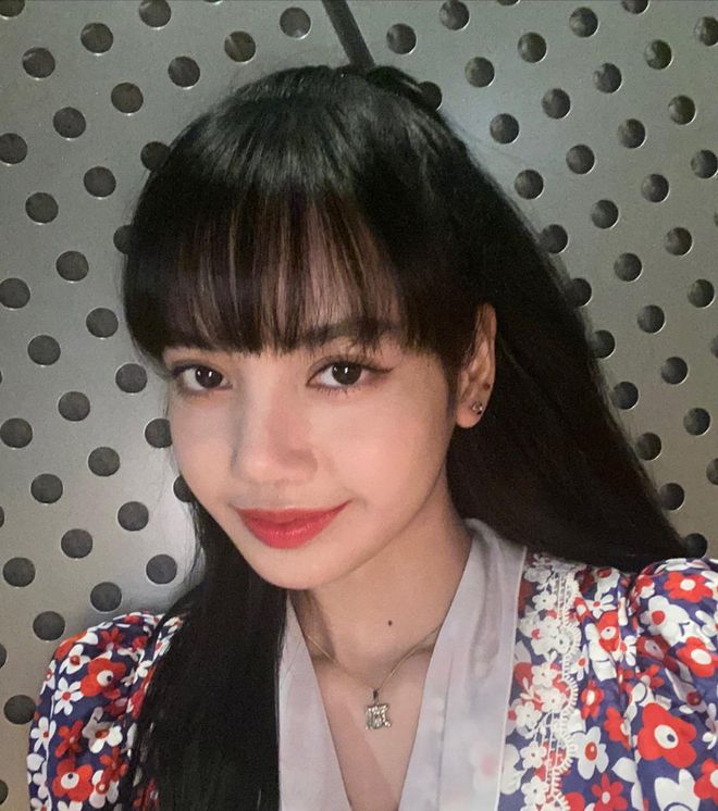 Lisa法国近照曝光，穿礼服裹小腹肚子圆润，被疑与三公子好事将近

Lisa自从