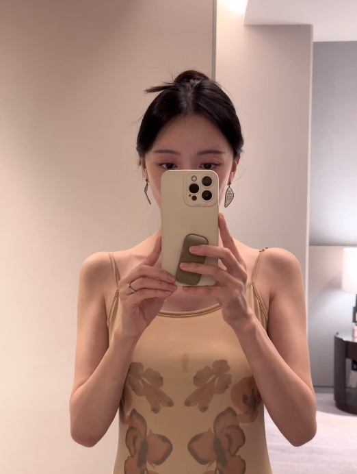 新年第一条裙子，胸前却滴了饮料。
但是新年快乐，大家伙儿～ ​​​