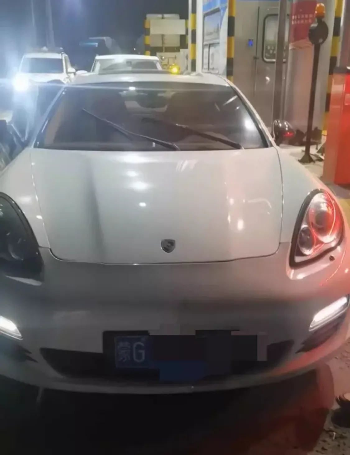 内蒙古，男子在网上发布视频称，自己公司一辆价值100多万的保时捷，本该在派出所扣