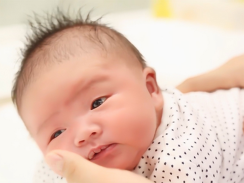 #宝妈育儿交流#  宝宝出生后之所以眼睛会看起来那么小，主要就是因为这两个原因：