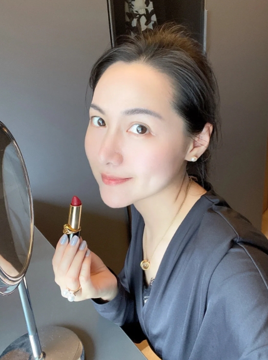 老板今天出差回来，说请海鲜大餐，化个妆再去你们看行吗？