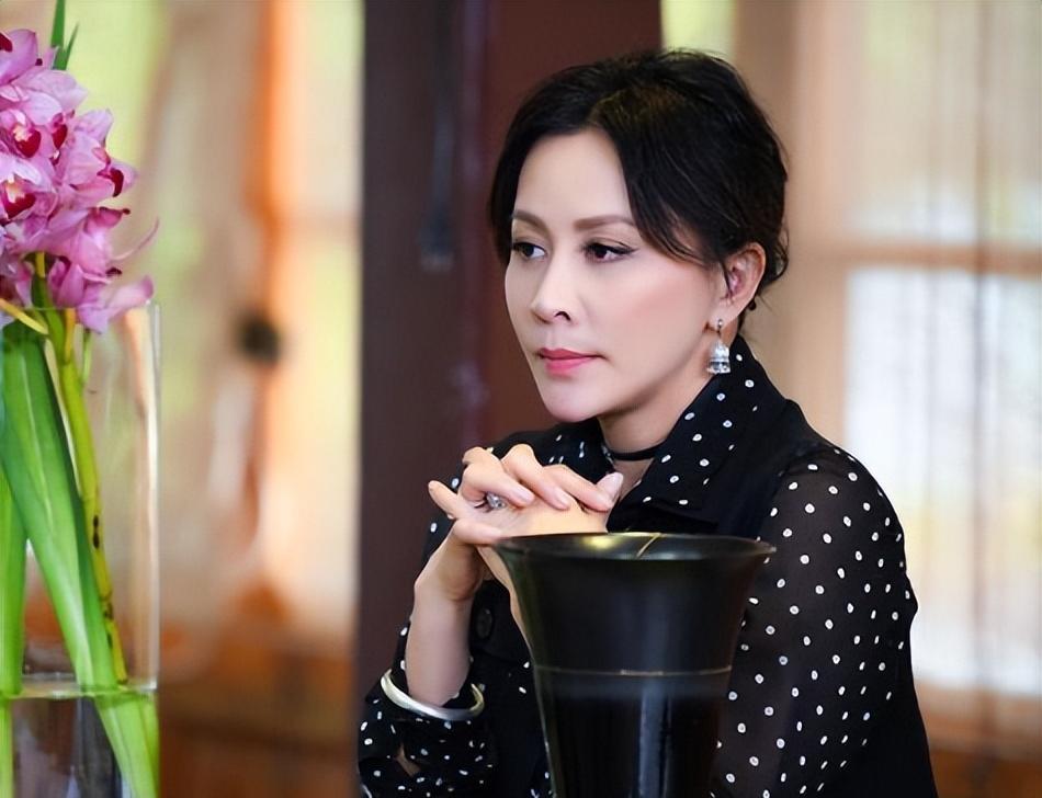 刘嘉玲彻底崩溃! 当年被绑架真相被曝光, 终于知道结婚17年无子原因