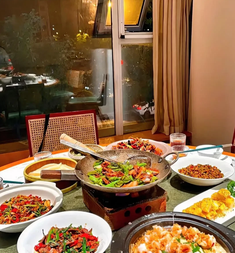 我一个朋友退休后，拿出70万投资了一个餐厅。她原本想着餐饮的利润很高，一年就能回