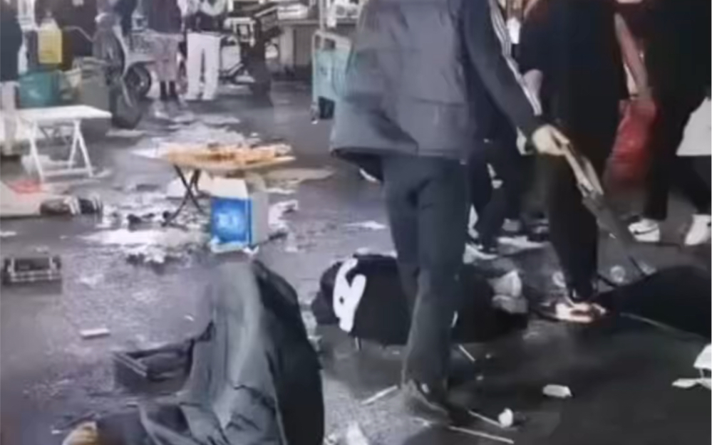 三观炸裂！好几十个人在那里打打杀杀，刚开始我以为是拍戏，直到看到两边有很多人被打