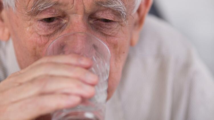 肾结石|寿命长短，喝水便知？提醒：多喝水后出现这5个异常，请尽早就医