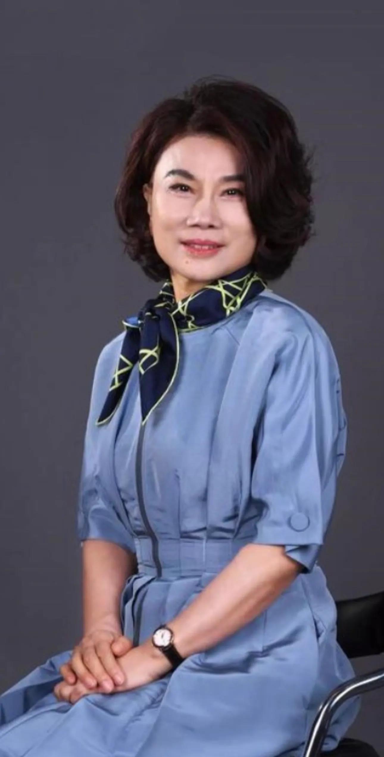 如果你是一个刚毕业的小鲜肉，去格力面试在电梯里恰好碰到董明珠，该怎么打招呼呢？