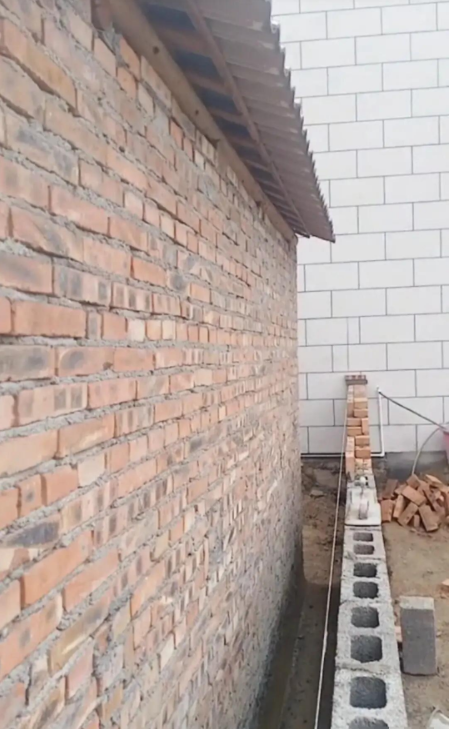 在我建房的时候，我已经用尽了地方，没有留下滴水位，担心雨水会淋湿墙壁。

我还特