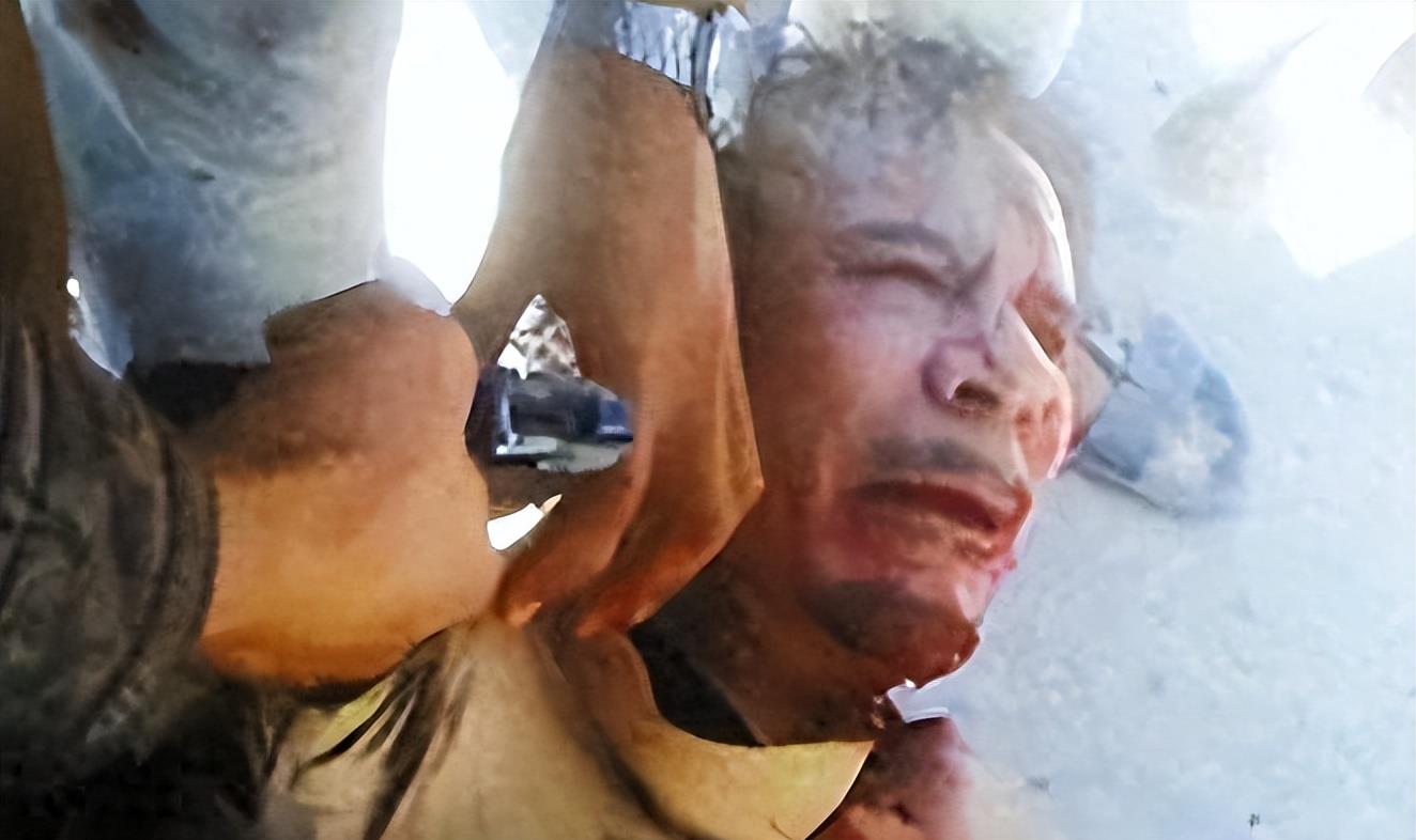 卡扎菲临死前：拖行40多米，一遍抹眼泪一遍求饶，士兵用手机拍照
卡扎菲是利比亚的