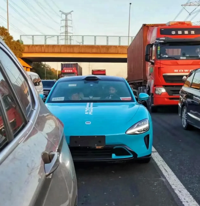 杭州街头偶遇小米汽车，没有挂牌，应该是路试，小米汽车的外观太扎眼了，走在路上那就