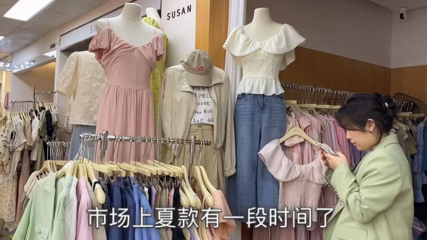 广州服装批发市场各种夏装层出不穷，休闲百搭减龄，都是今年比较流行的款#广州 #服装 #时尚穿搭