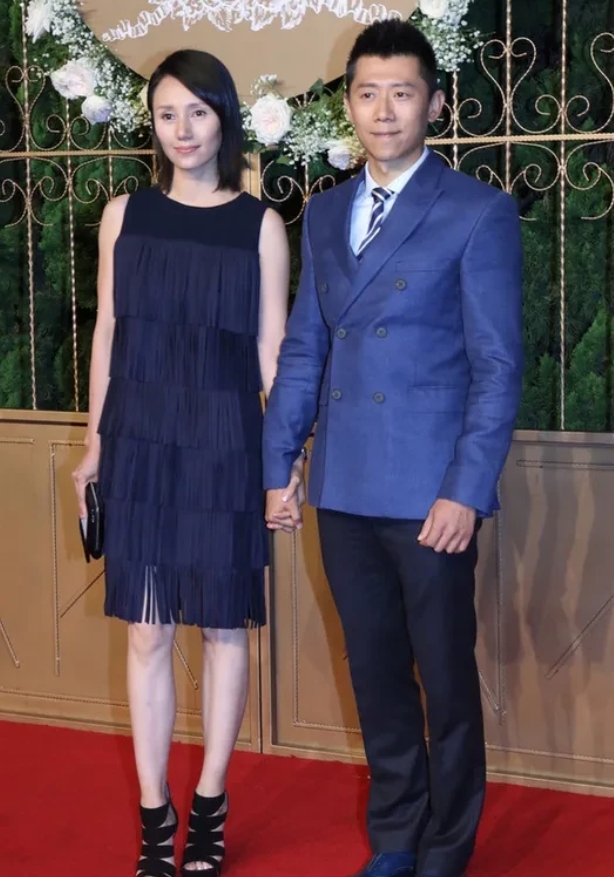 演艺圈结婚15年左右的原配夫妻
袁泉＆夏雨
郭晓冬＆程丽莎
方中信＆莫可欣
辛柏