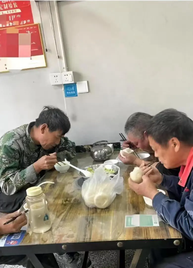 四个人吃一盘大白菜这也太省了！这是谁的丈夫？谁的父亲？