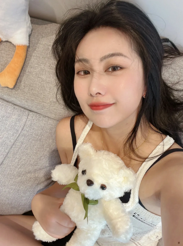 89未婚未育，每天都睡不着，半夜醒好几次。
最近几年真的好焦虑。天天被催婚，一言