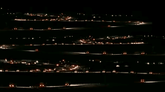 看到这段视频，印度只有崩溃了！

海拔5000米的高原腹地，解放军几百辆运输车在