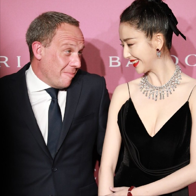 佟丽娅的bra都露出来了