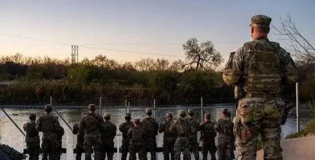 近期，美国退伍军人诺克蒂斯·德雷文表示：“如果我领导德克萨斯州，我会张开双臂欢迎