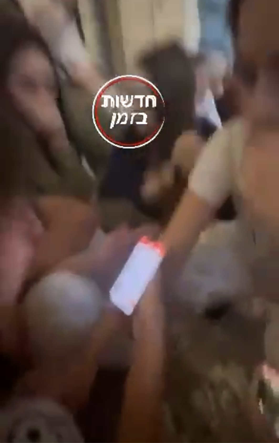 以色列女兵打仗不是第一时间拿起武器，而是先尖叫着躲起来。一群以色列女兵在遭到袭击