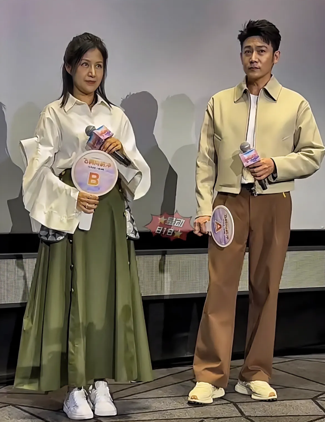 电影首映礼见到陆毅鲍蕾夫妇，两人是同学，明明都是47岁，但陆毅瘦瘦高高，非常年轻