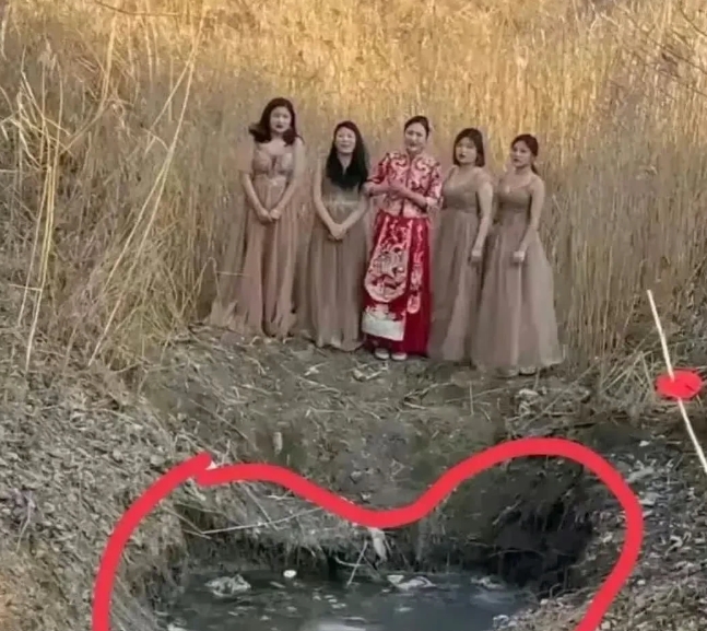 年轻人越来越会玩儿了，不知道是摄影师的主意还是新娘子的坚持，到这个地方进行婚礼跟