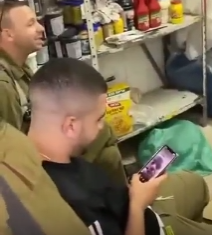 以色列士兵虐待加沙平民，上一个视频是以色列残忍坑杀加沙平民，犹如南京大屠杀再现