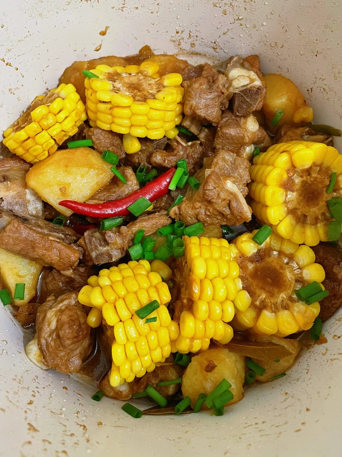 红烧玉米土豆排骨，超级无敌下饭！！
超级好吃下饭的红烧排骨做法，酱香浓郁，土豆和