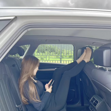 下班时女同事要搭车，结果一上车脚就翘到车顶上去了