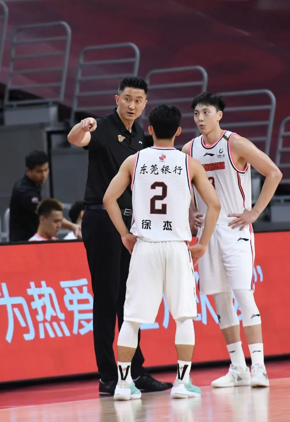 广东121:94四川，我居然产生了5大不可思议

1、周琦加盟广东首战，表现惊艳