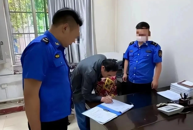 这真是匪夷所思啊！在本店门口贴上招聘告示，居然遭到当地城管的高额罚款，竟然要支付