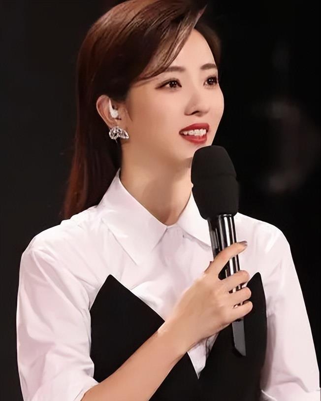 李思思，被网友猜中了!
10月11日，央视主持人李思思宣布辞职后，她的离职去向引