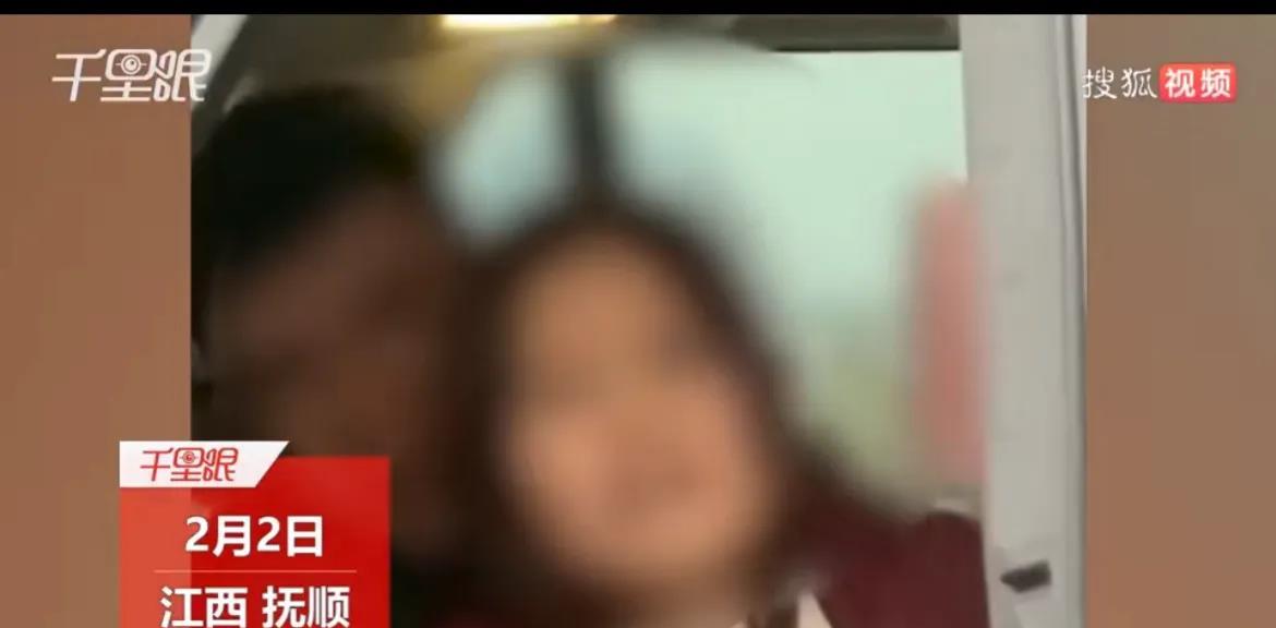 2女孩疑遭人拐卖上高速呼喊求助
不敢相信2024年了还有这种事！女孩被中年男子死