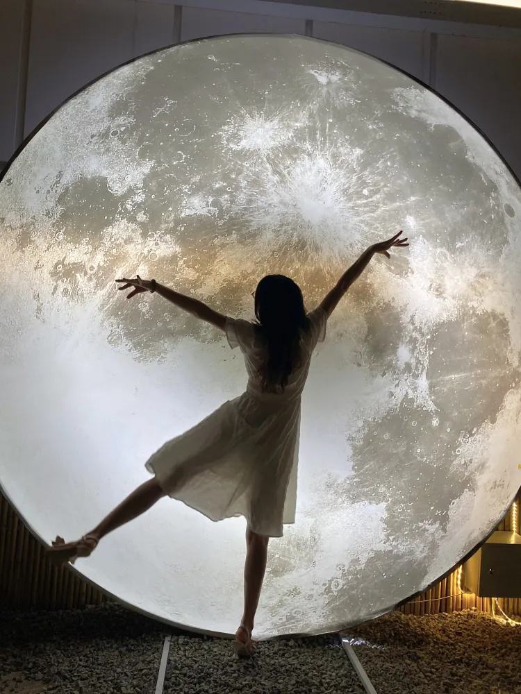 唯美日落🌄下露营烧烤举杯🍻