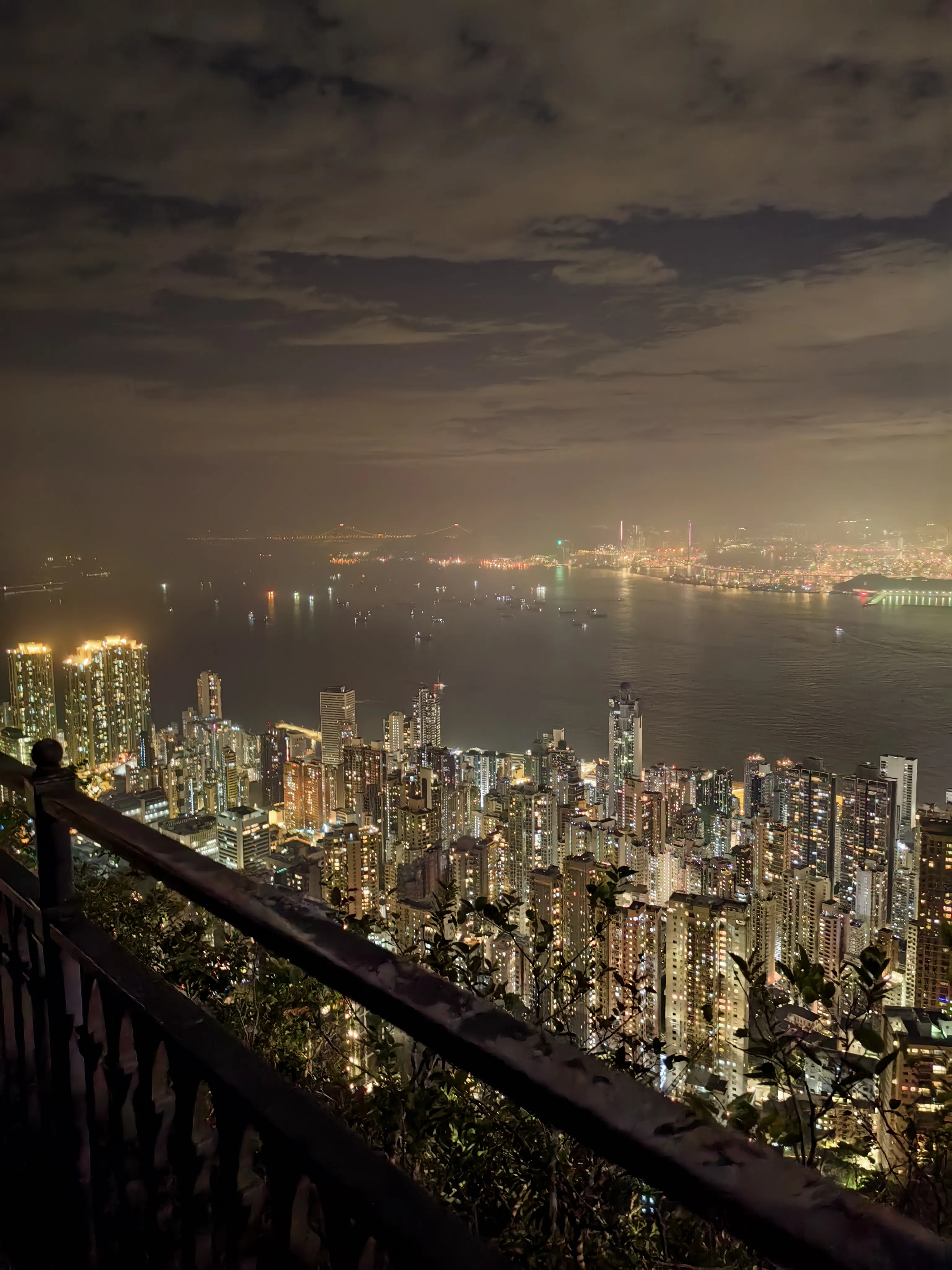 香港的夜景确实是世界级的，拍摄于今天晚上的太平山顶，不要只去游客集中缆车上下车的