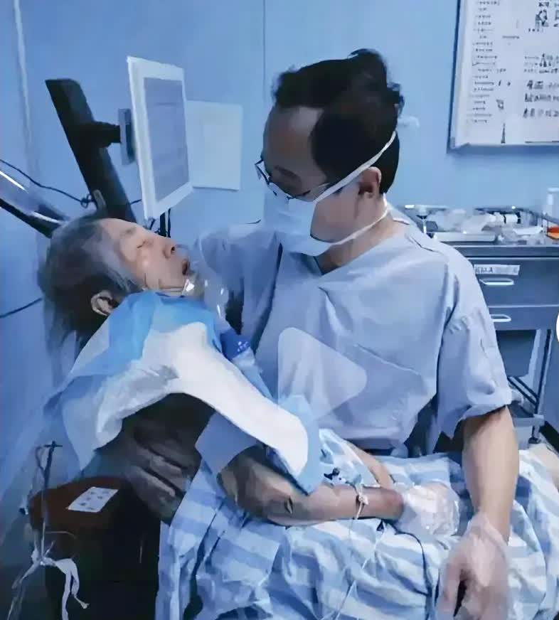 一位80岁的老人，身患绝症，儿子决定放弃治疗。然而，在老人即将离世的时刻，他喊出