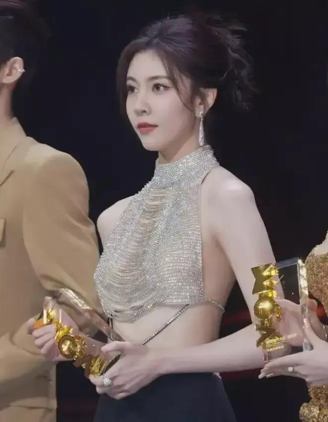 距离一丝不挂只差一丝！