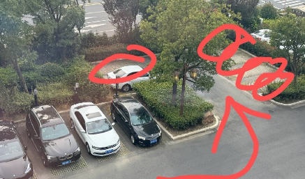 蔚来的超充桩就这么香么？不仅电车停，就连油车也要下车把锥桶拿开，然后停进去。嫌路