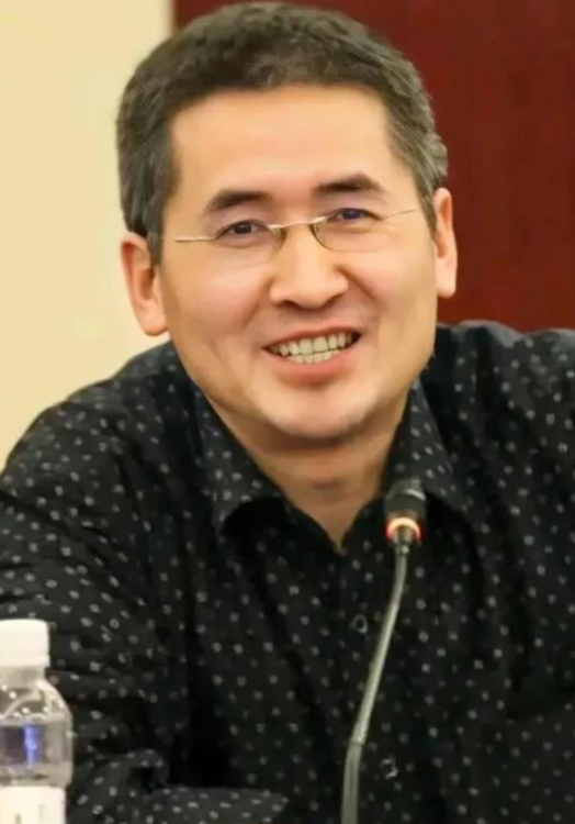关注一下，记住他的名字，郑风田，是中国人民大学的教授。他指出，我国有18亿亩耕地
