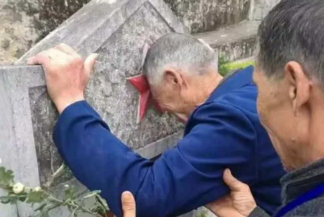 “欺人太甚！”浙江金华，一位在勇斗歹徒时牺牲的烈士，10年前坟头的墓碑竟被人给砸
